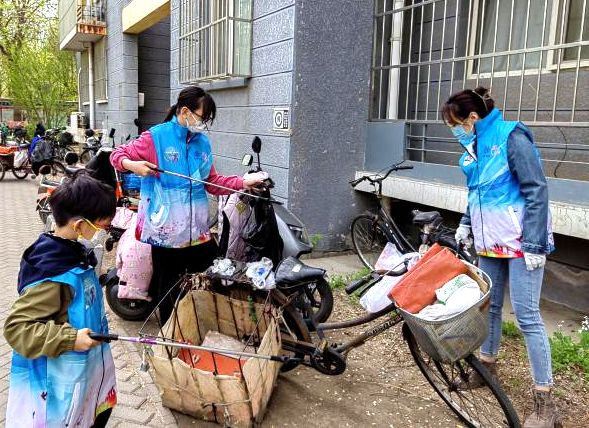 门口的“爆改”打造多彩龙腾苑六区社区凯发k8国际娱乐首选“六色助力”！家(图7)