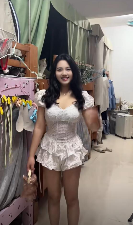 生因衣服被淋湿约会泡汤生气的样子太可爱K8凯发天生赢家这样的女生谁在谈？女