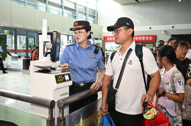 中国正试图将东风-41导弹搬上列车高铁拉着东风-41全国跑？外媒：