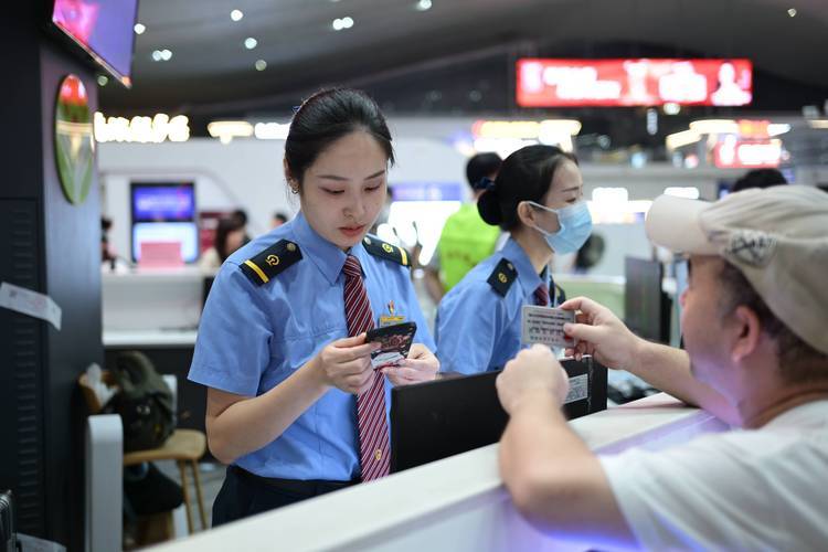 中国正试图将东风-41导弹搬上列车高铁拉着东风-41全国跑？外媒：(图16)